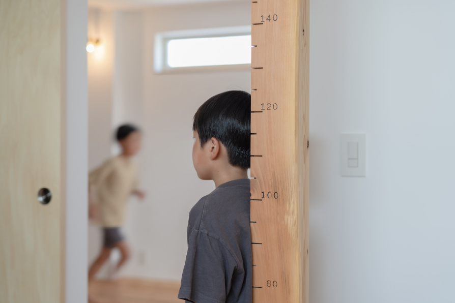 お子さんの成長が感じられるように設置した木の身長計